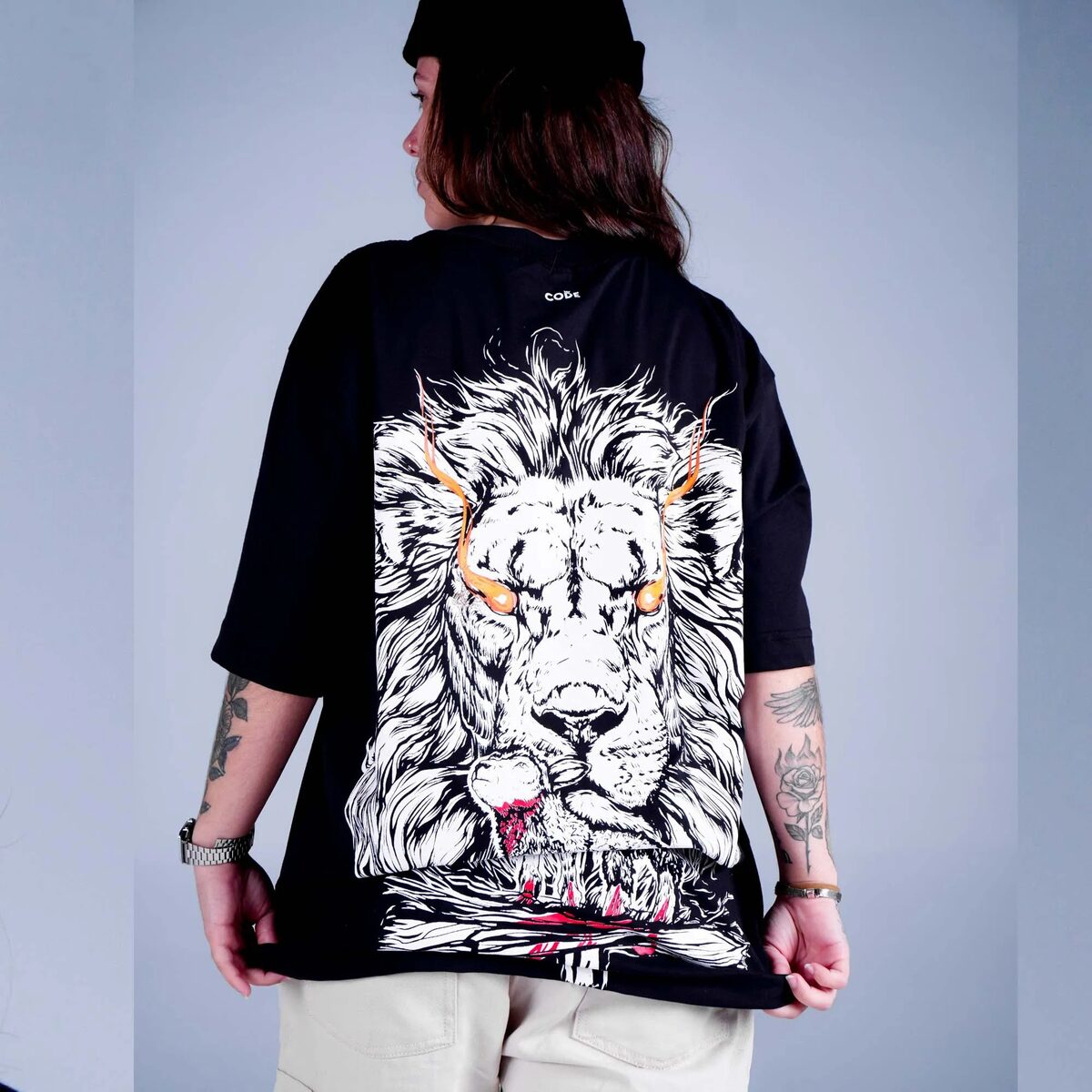 Camiseta Oversized Worthy is the Lamb - Preta